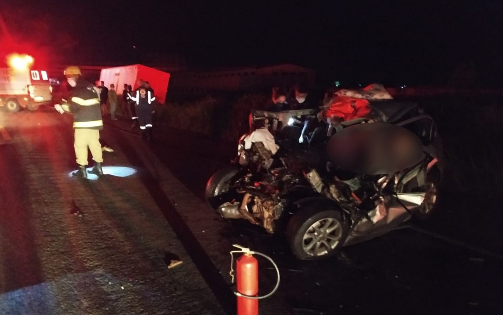 Carro fica destruído em acidente com caminhão entre Rialma e Rianápolis — Foto: Divulgação/CBMGO