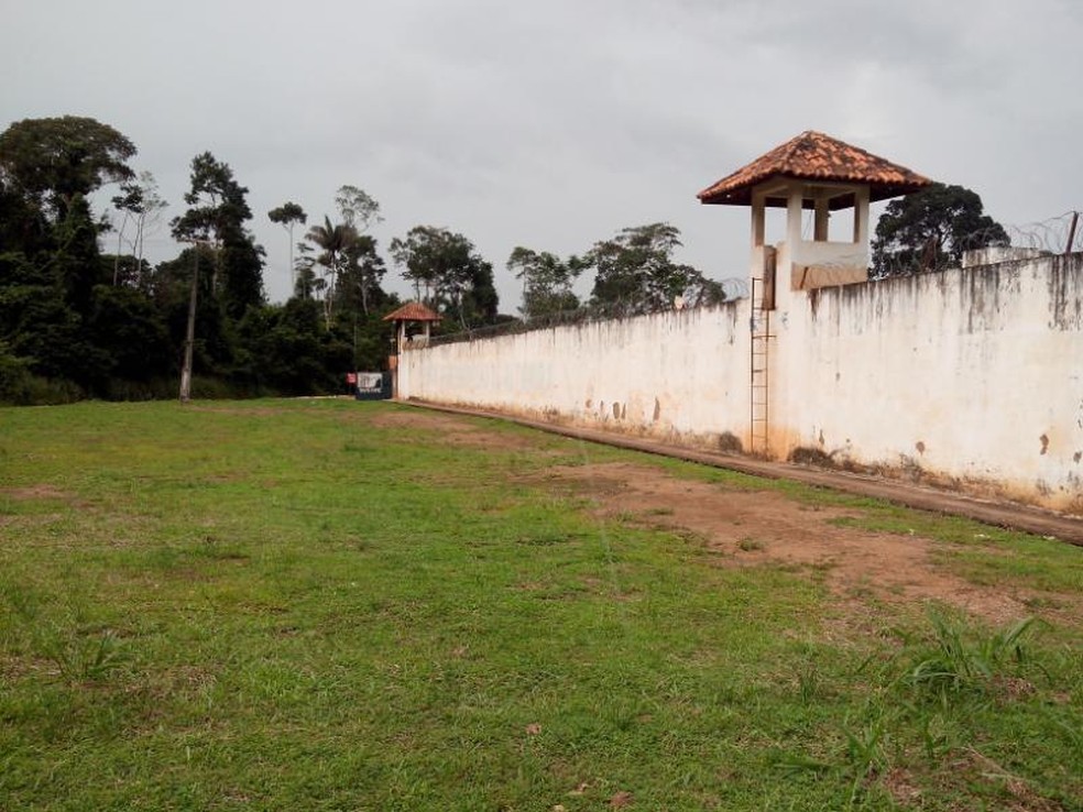 Detentos pularam muro e fugiram pela mata fechada que cerca o presídio. — Foto: Glaydson Castro/ TV Liberal