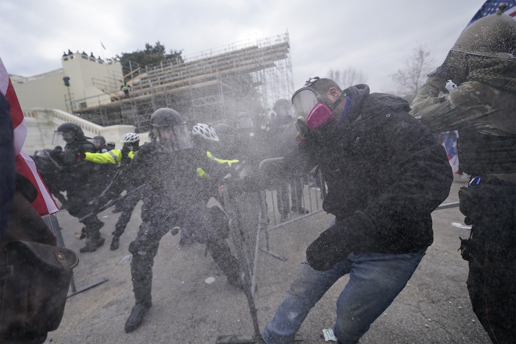 Apoiadores de Donald Trump tentam invadir o Capitólio, prédio do Congresso dos EUA, e são confrontados pela polícia em Washington DC — Foto: Julio cortez/AP