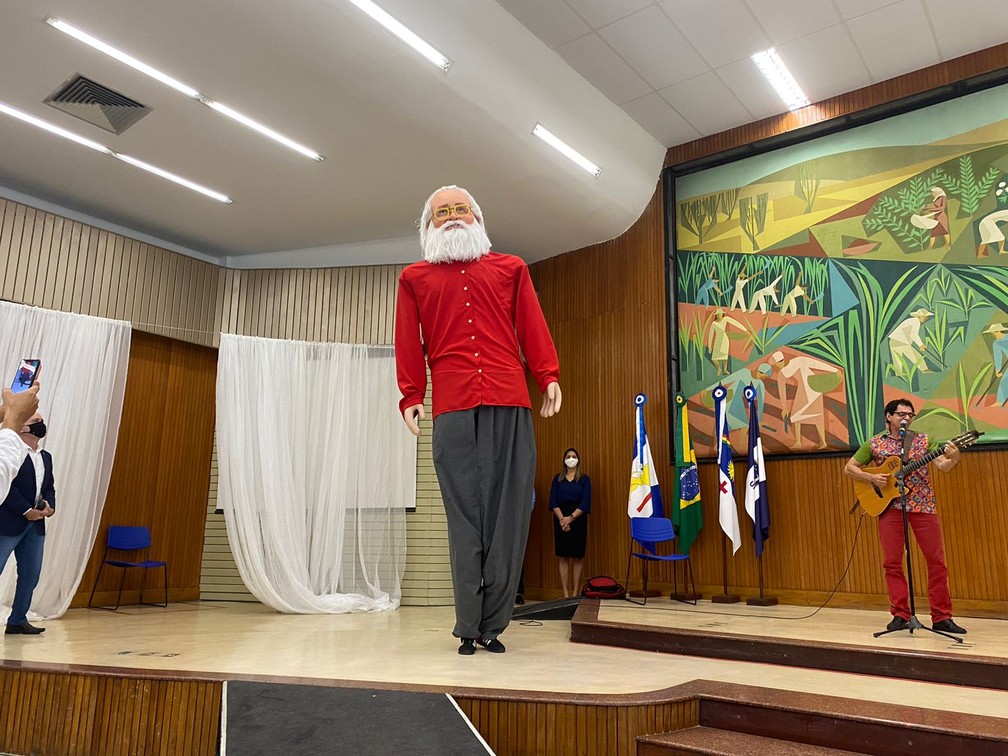 UFRPE apresentou, nesta segunda-feira (30), o boneco gigante do educador Paulo Freire, patrono da educação brasileira que completaria 100 anos em setembro — Foto: Pedro Alves/G1