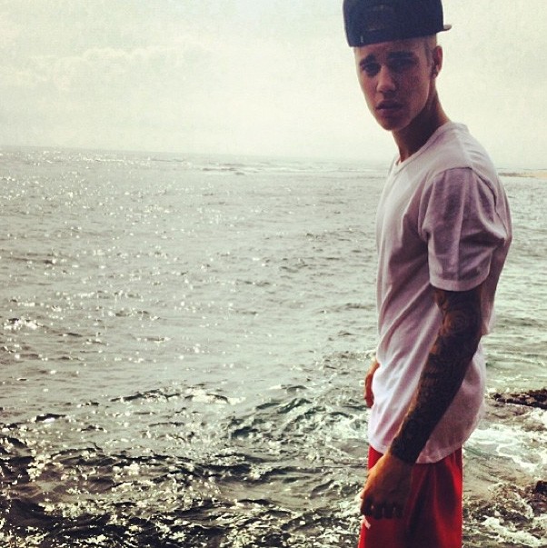 Justin Bieber em novembro de 2013, na época em que foi flagrado pulando de um penhasco no Havaí. (Foto: Instagram)