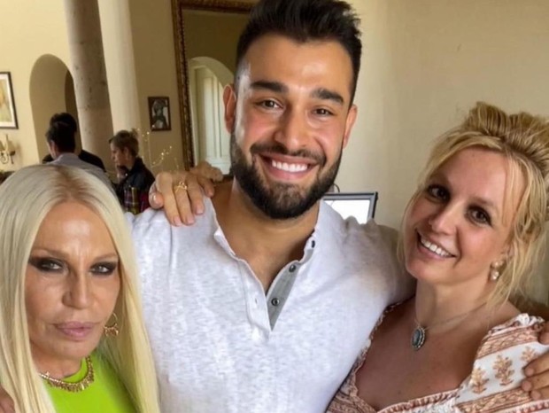 Donatella Versace, Sam Ashgari e Britney Spears (Foto: Reprodução/Instagram)