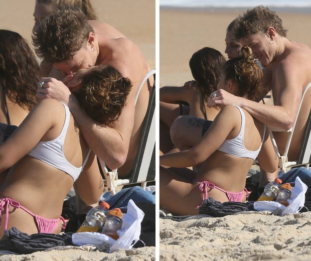 Pedro Novaes troca beijos com garota na praia (Foto: Delson Silva/Agnews)