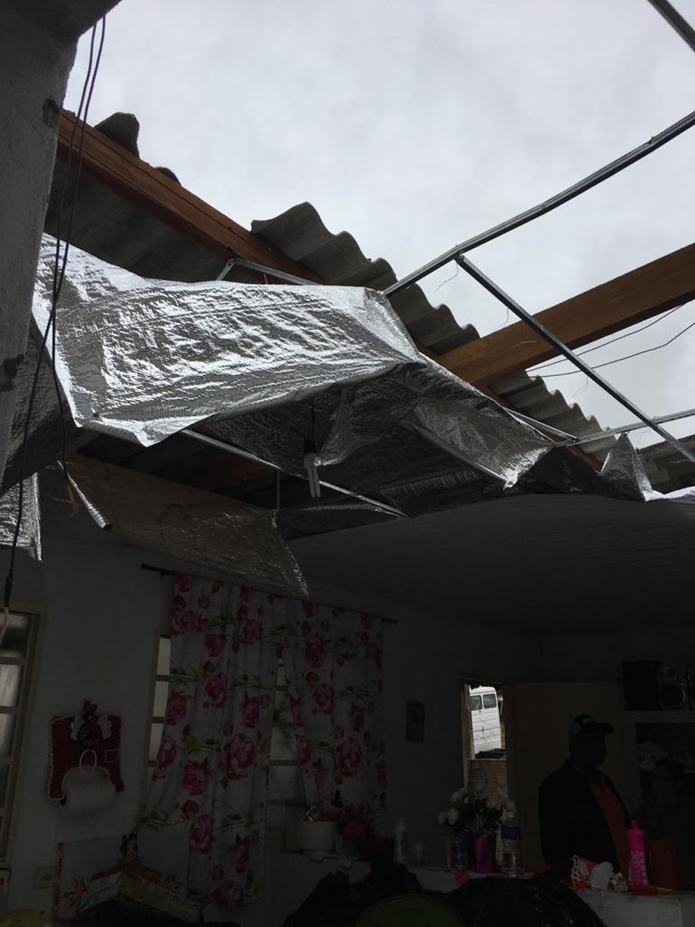 Temporal destelhou residências em Pracinha — Foto: Prefeitura