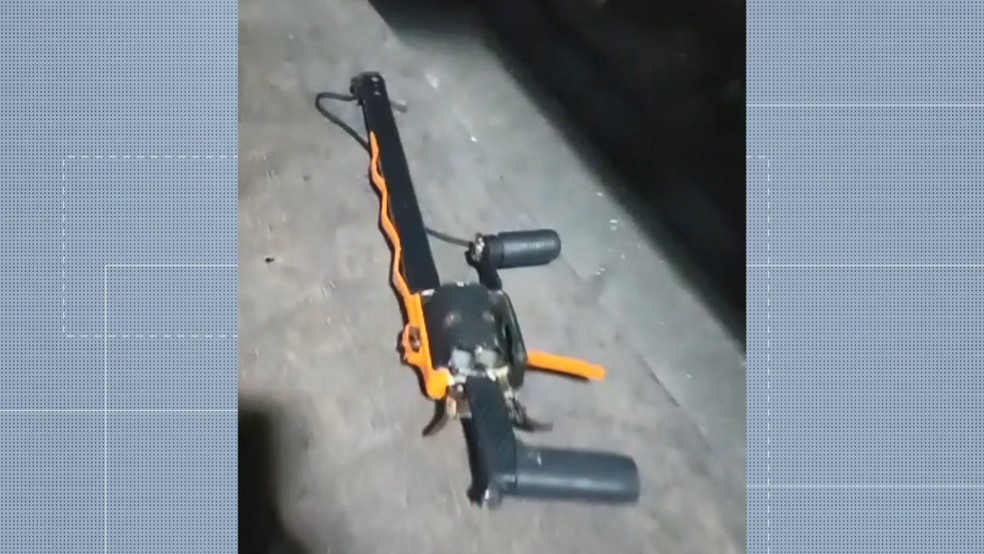 Arma de fabricação caseira foi usada por um dos criminosos durante o assalto ao ônibus na Serra — Foto: Reprodução/TV Gazeta