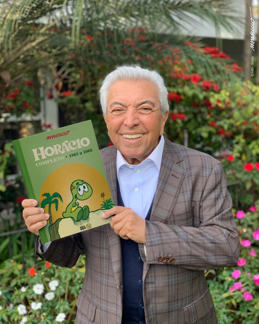 Mauricio de Sousa e livro do Horácio, seu alter ego — Foto: Reprodução