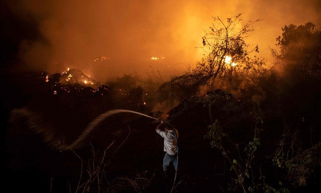Voluntário tenta combater fogo no Pantanal