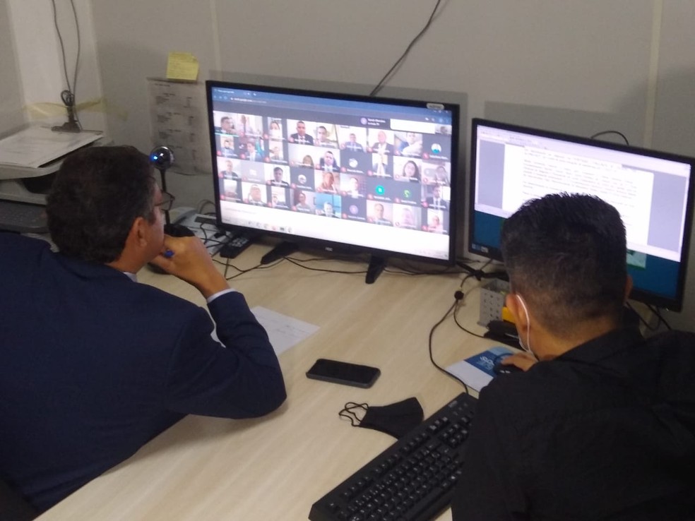 Juiz eleitoral Pedro Ivens (à esq.) comanda posse virtual de prefeito, vice-prefeito e vereadores eleitos por Maceió — Foto: Isabelle Monteiro/TV Gazeta