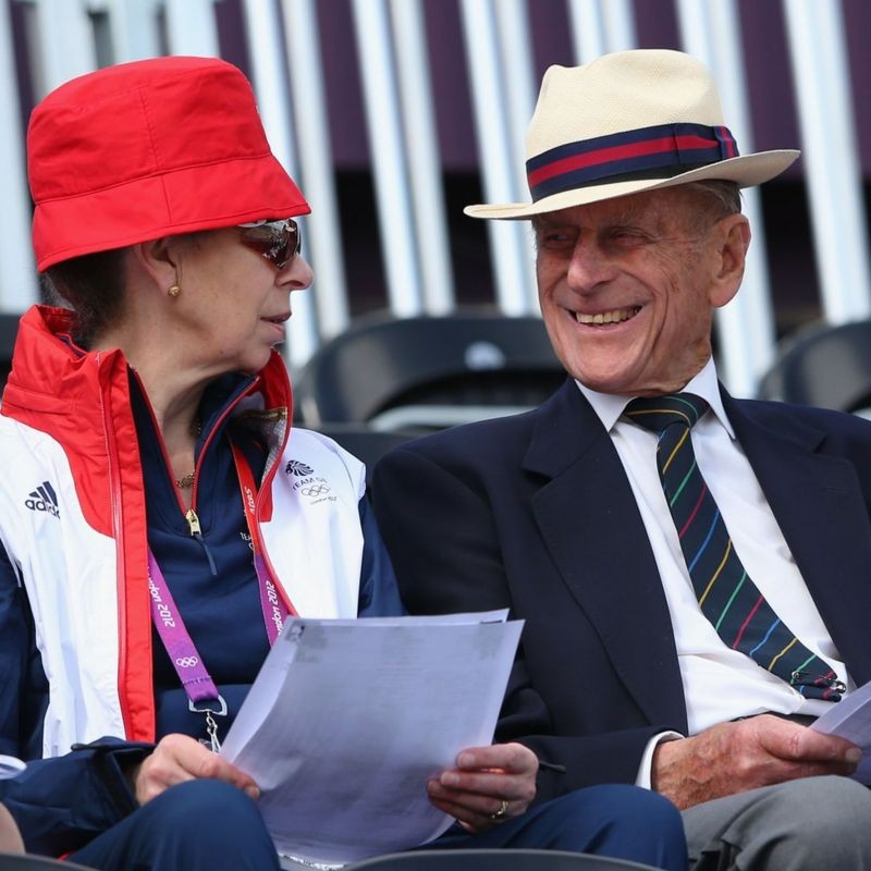 BBC Depois de se recuperar, ele acompanhou a princesa Anne e assistiu a equipe equestre da Grã-Bretanha, que incluía sua neta Zara Phillips, durante os Jogos Olímpicos de Londres de 2012. (Foto: Getty Images via BBC)
