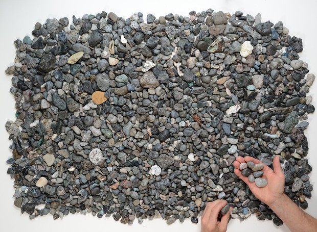 Cientistas descobrem que seixos de praias inglesas, na verdade, são feitos de plástico (Foto: Twitter/ Reprodução)