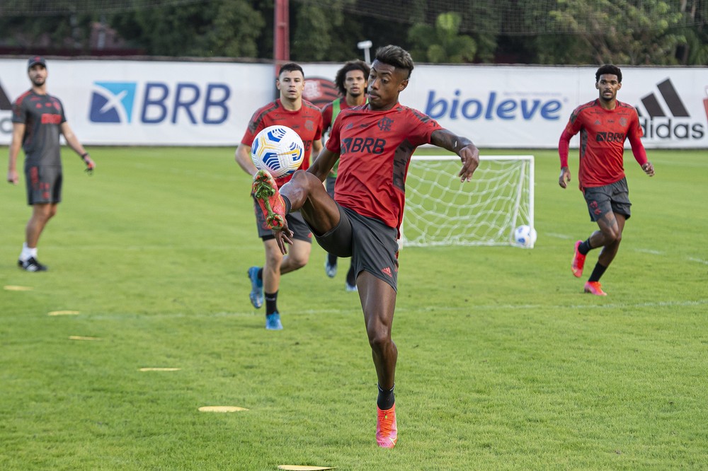 Flamengo tem voltas de Arão e Bruno Henrique para encarar o Palmeiras; veja provável escalação