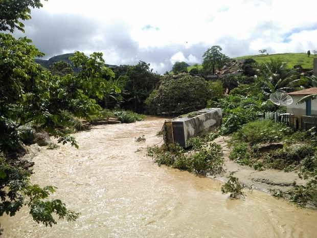  A força da água abriu uma cratera nessa ponte na cidade de São João do Manteninha (Foto: Maria Freitas/G1))