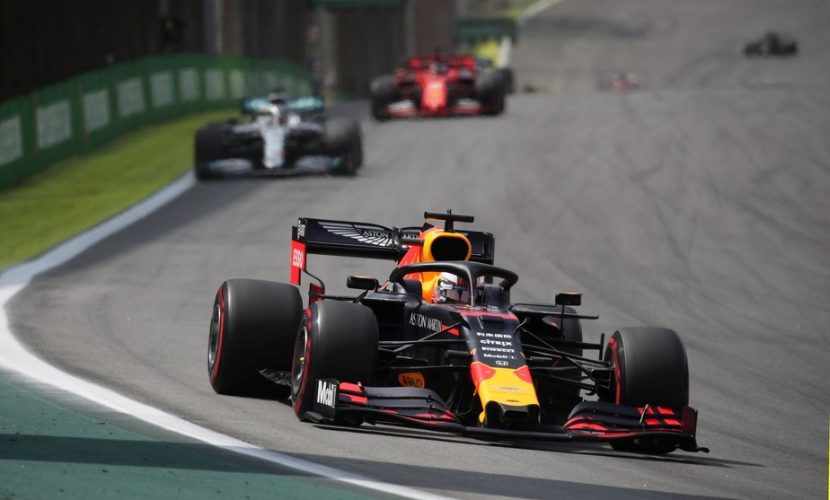 GP do Brasil: Verstappen vence prova com batida entre Ferraris; Hamilton é punido e cai para 7º