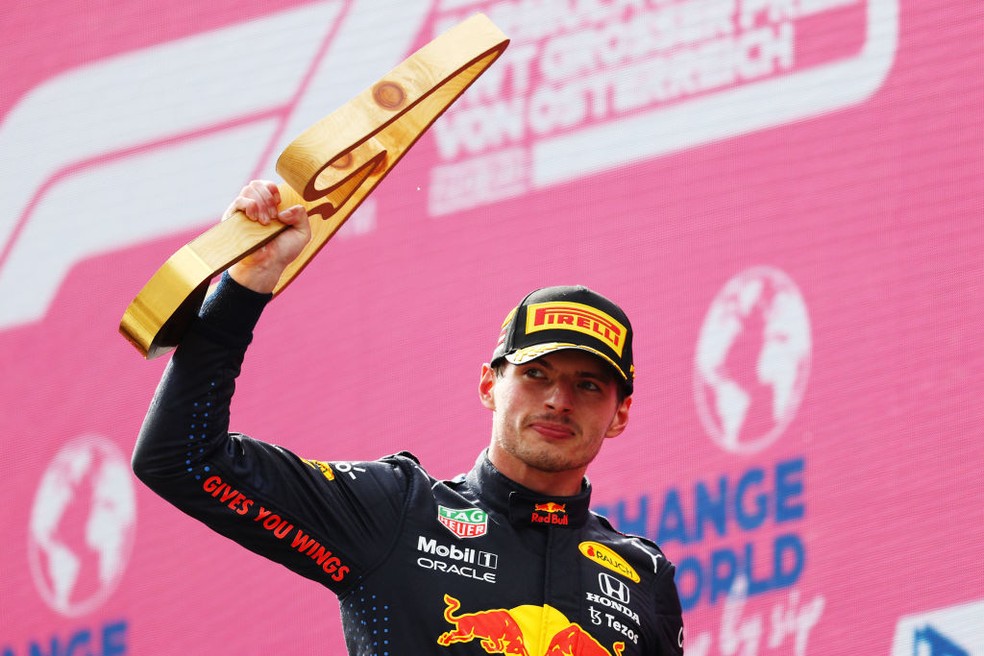 Max Verstappen no pódio após vencer o GP da Áustria — Foto: Clive Rose/Getty Images