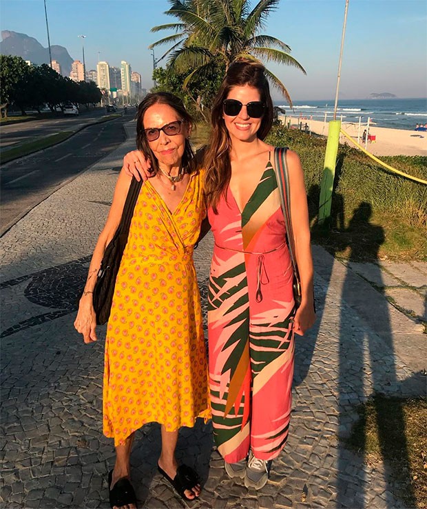Mariana Santos caminha com a mãe pela Barra da Tijuca (Foto: Reprodução/Instagram)