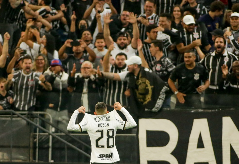 Adson comemora gol do Corinthians contra o São Paulo — Foto: Rodrigo Coca/Agência Corinthians