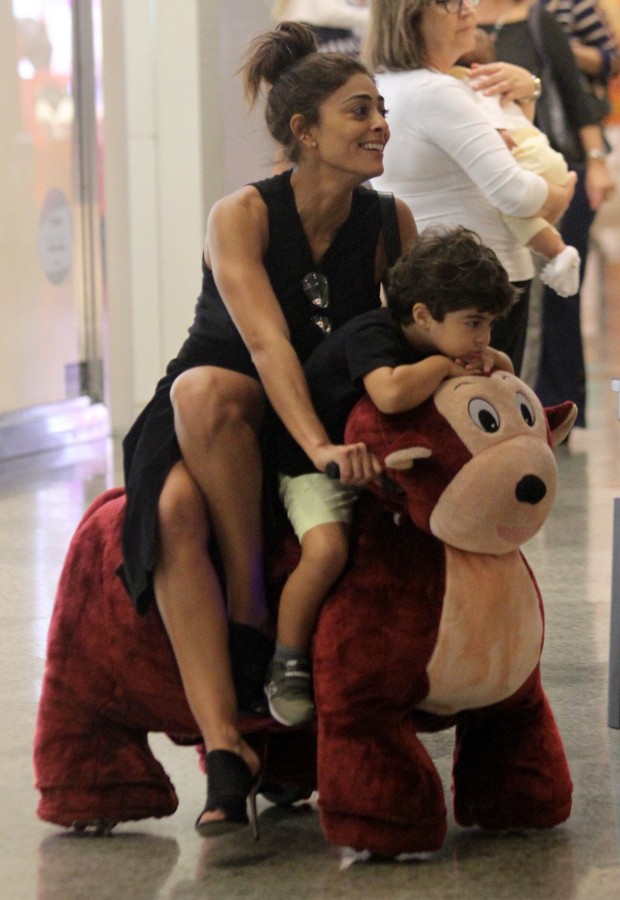 Juliana Paes e Antonio (Foto: Agnews)