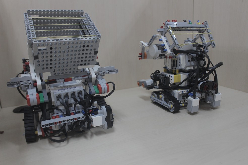 Robôs criados por estudantes participam de disputa (Foto: Victor Vidigal/G1)