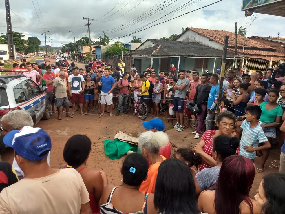 Muitos populares de aglomeraram prÃ³ximo ao corpo de Alex GuimarÃ£es â?? Foto: Jaderson Moreira/TV TapajÃ³s