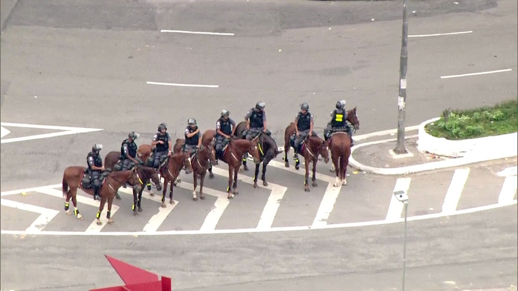 Homens da cavalaria da PM estão em um dos acessos da Cracolândia cercando os usuários — Foto: Reprodução TV Globo