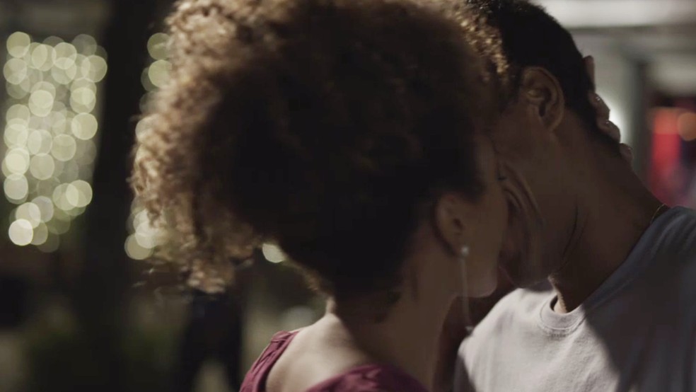 E Gisele tasca um beijão daqueles no boy! — Foto: TV Globo