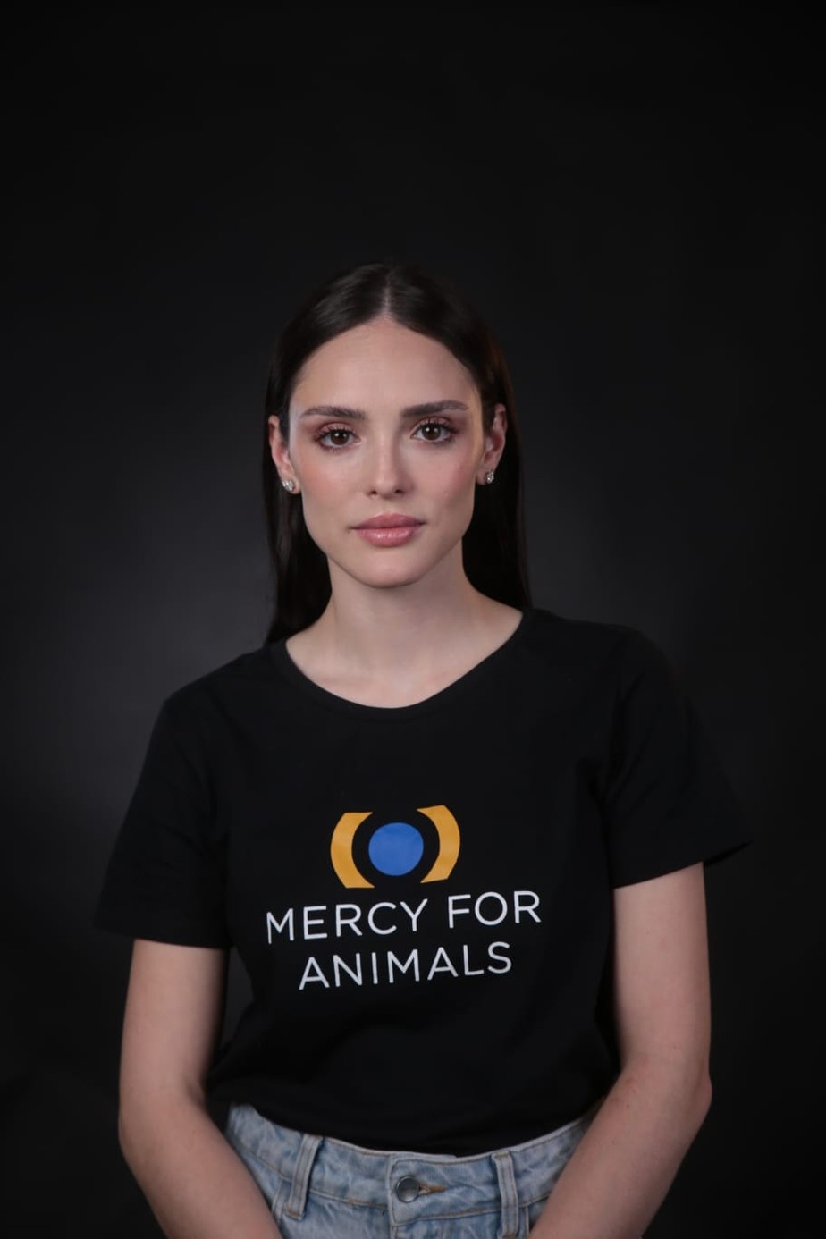 Isabelle Drummond grava vídeo pela campanha contra o abate brutal de animais