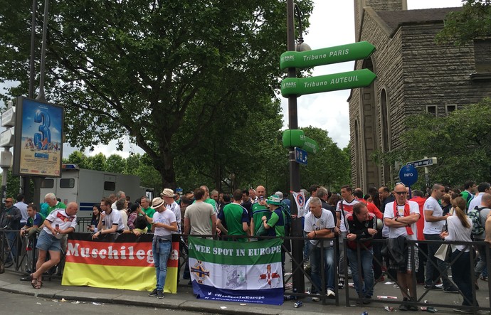 Norte-irlandeses e alemães dividem espaço com suas bandeiras em Paris (Foto: Felipe Barbalho/GloboEsporte.com)