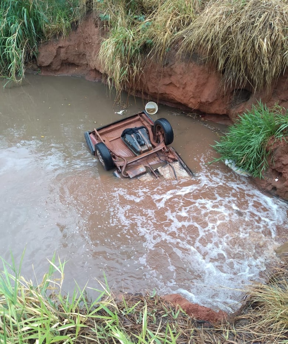 Carro caiu em ribanceira e parou dentro de córrego em Junqueirópolis — Foto: Cedida