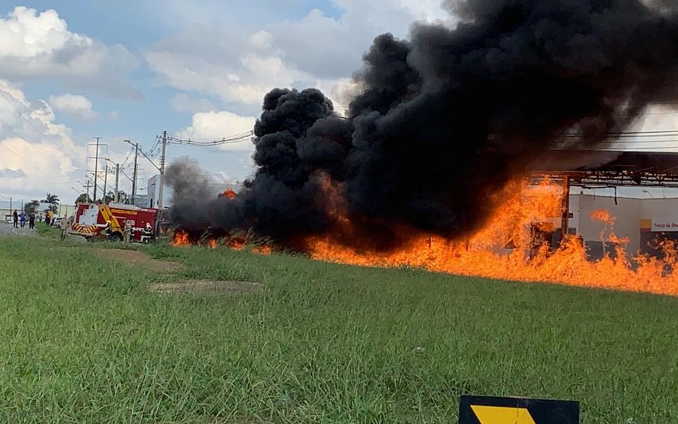 Bombeiros apagam incêndio em caminhão de etanol que tombou em Goiânia — Foto: Divulgação/Corpo de Bombeiros