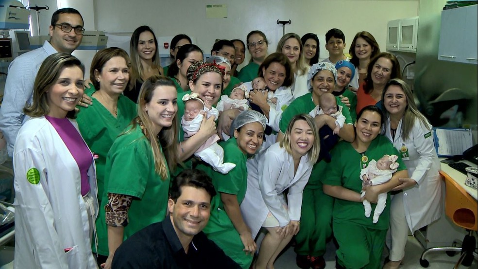 Equipe do hospital que cuida dos quíntuplos — Foto: Reprodução/TV Gazeta