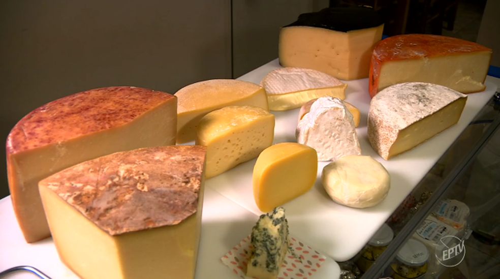 O uso do mix de bactérias do bem pode prolongar a vida útil do queijo produzido de forma artesanal  (Foto: Vanderlei Duarte / Reprodução EPTV)
