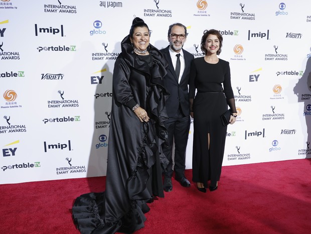 Regina Casé, José Villamarin e Manuela Dias (Foto: Getty Images)