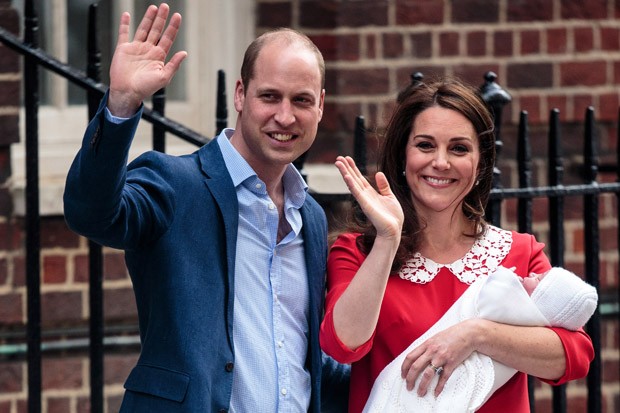 LONDON, ENGLAND - APRIL 23:  Prince William, Duke of Cambridge and Catherine, Duchess of Cambridge, pose for photographers with their newborn baby boy outside the Lindo Wing of St Mary's Hospital on April 23, 2018 in London, England. The Duke and Duchess  (Foto: Getty Images)