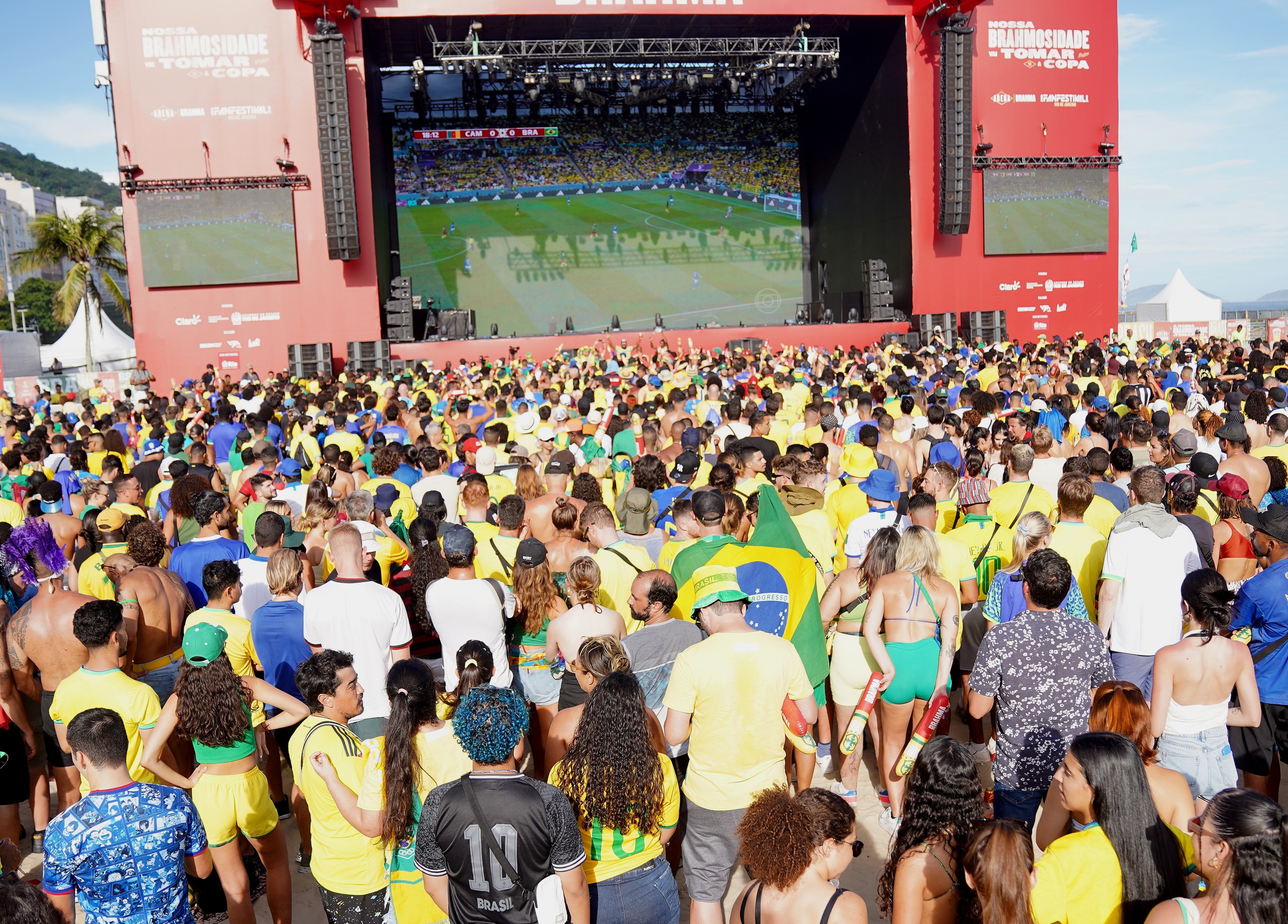 Público se reúne no Fifa Fan Fest em Copacabana para ver Brasil e Camarões
