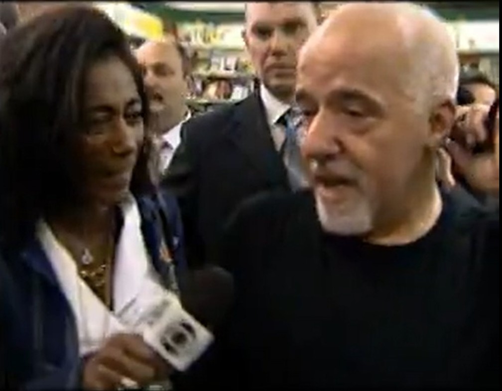 Glória Maria durante reportagem com Paulo Coelho — Foto: Reprodução/TV Globo