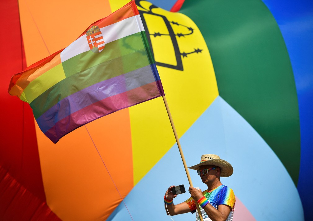 Parada do Orgulho de Budapeste recebe milhares de participantes sob calor escaldante — Foto: REUTERS/Marton Monus