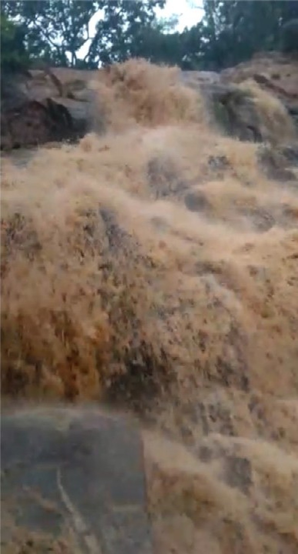 Cachoeira da Umarizeira, em Martins encheu depois das chuvas do fim de semana â€” Foto: ReproduÃ§Ã£o