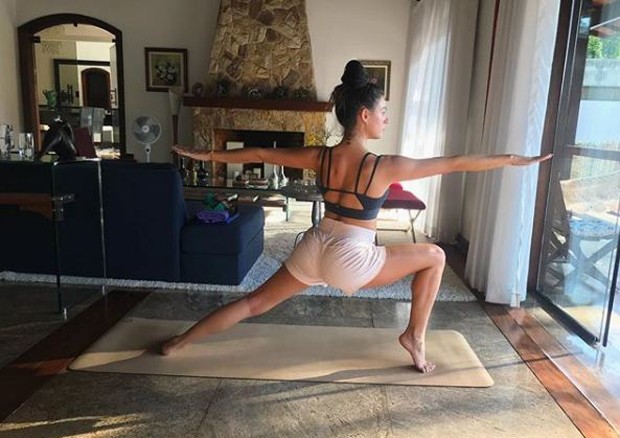 Isis Valverde fazendo ioga (Foto: Reprodução/Instagram)