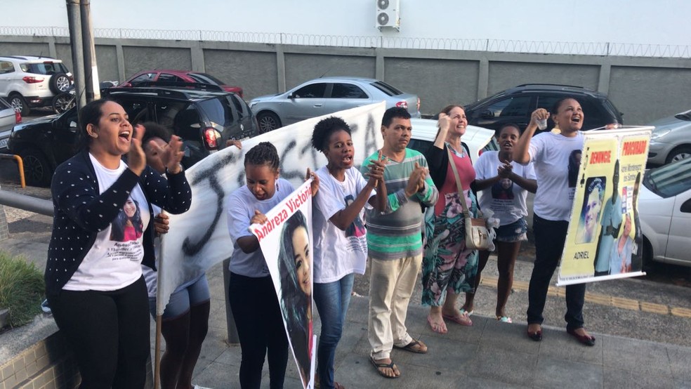 Familiares de Andreza Victória foram até a porta da delegacia exigir justiça após a prisão de Adriel (Foto: Alan Tiago Alves/G1)