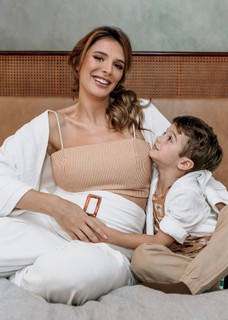 Rafa Brites está grávida de seu segundo filho com o jornalista Felipe Andreoli. Mãe do pequeno Rocco, 4 anos, a apresentadora busca desacelerar para curtir a chegada do caçula Leon