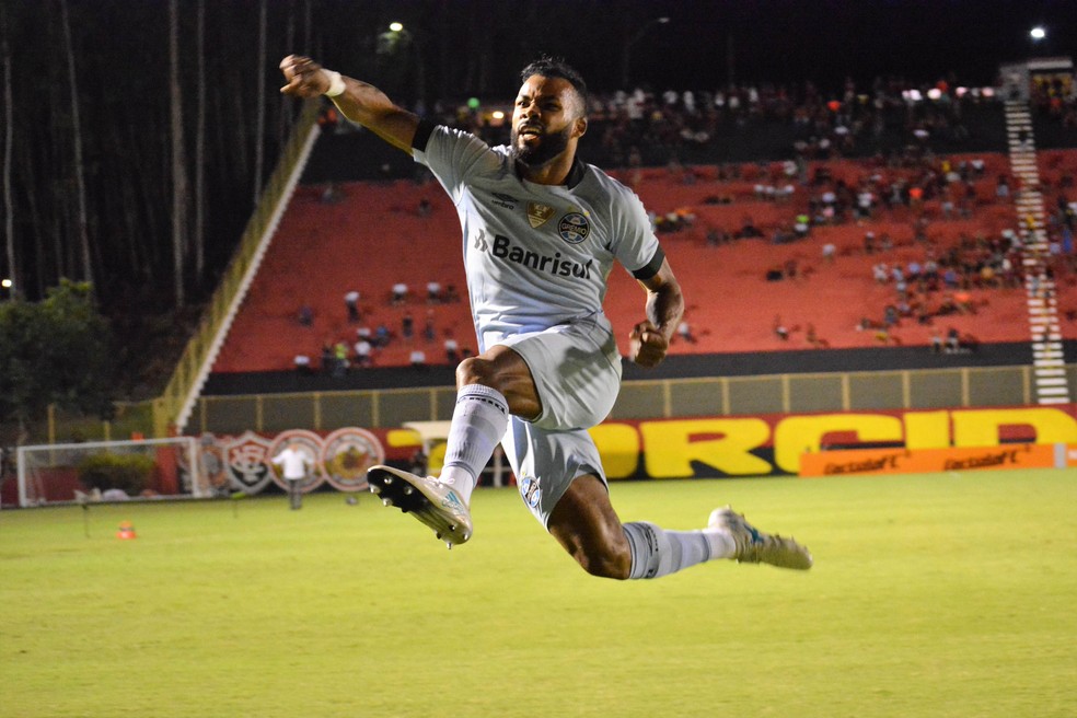 Fernandinho já anotou quatro gols no Brasileirão  (Foto: Agência Estado)