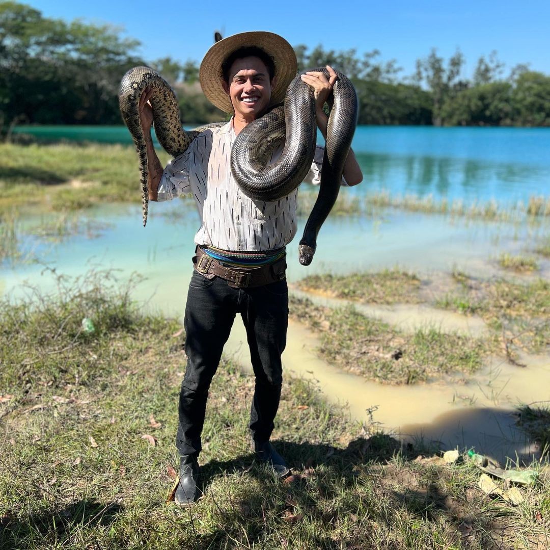 Silvero Pereira posa com cobra no Pantanal e fala sobre volta de seu personagem na novela das 9 (Foto: Reprodução/Instagram)