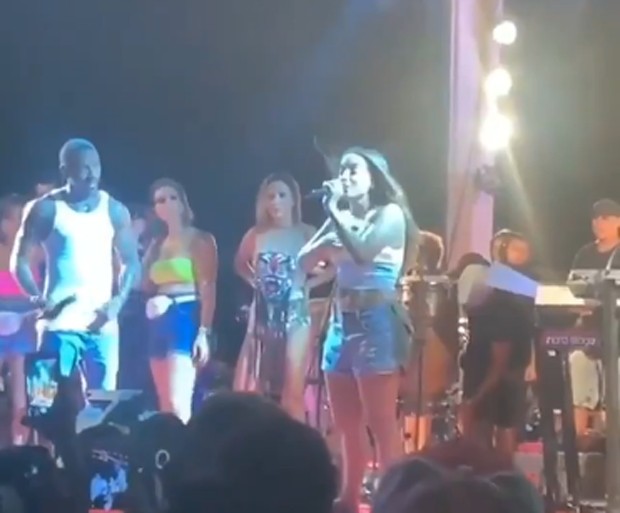 Nego do Borel e Anitta em show no Rio (Foto: Reprodução Twitter)