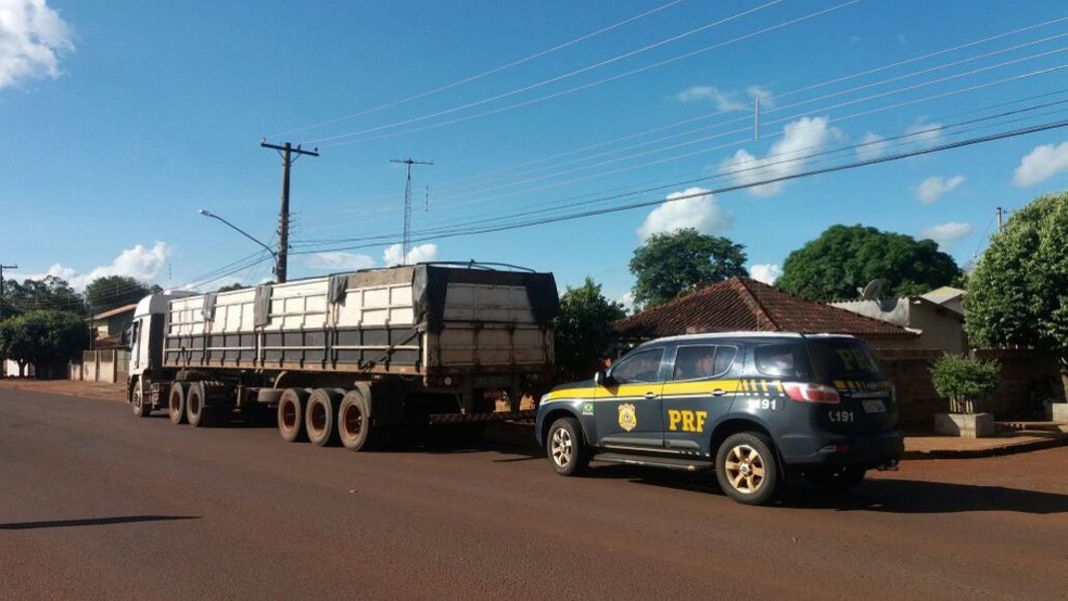 Droga estava escondida em compartimento da carreta apreendida em Dourados (MS) (Foto: Maury Junior/Matão Urgente)