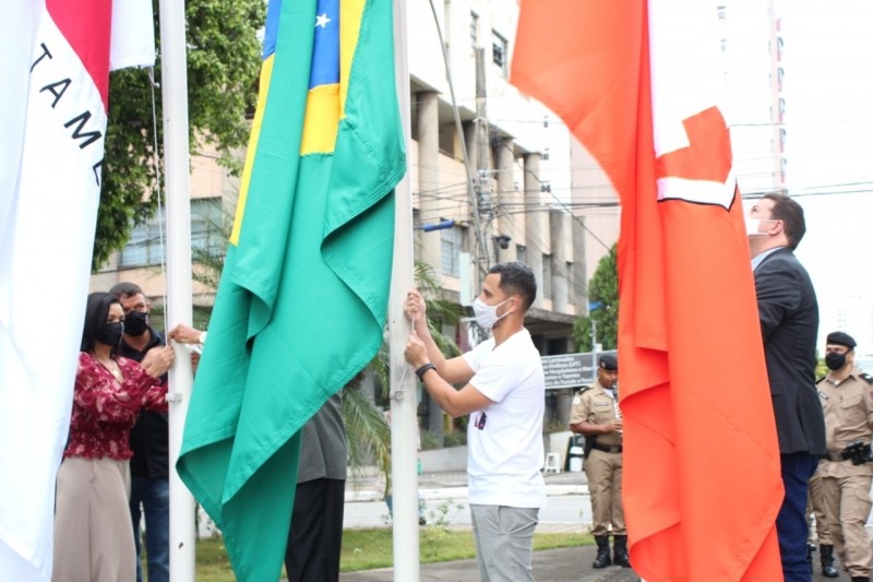 Divinópolis 110 anos: poderes Executivo, Legislativo e Judiciário participam de hasteamento de bandeiras 