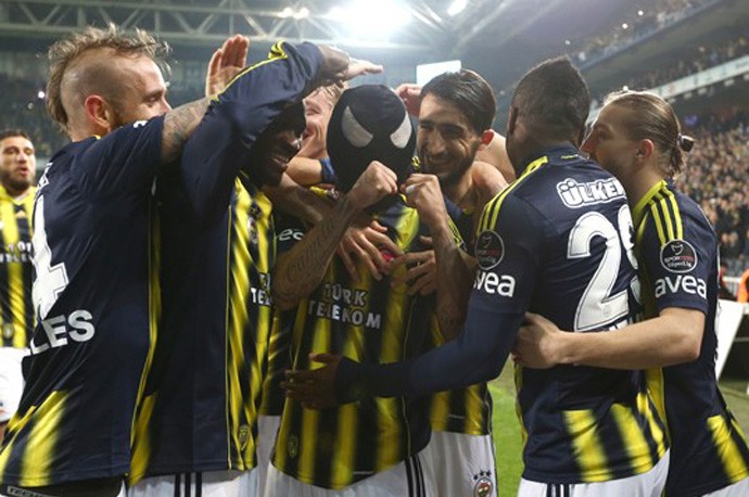 Cristian comemora gol do Fenerbahçe, Máscara aranha spider (Foto: Divulgação/Site Oficial do Fenerbahçe)