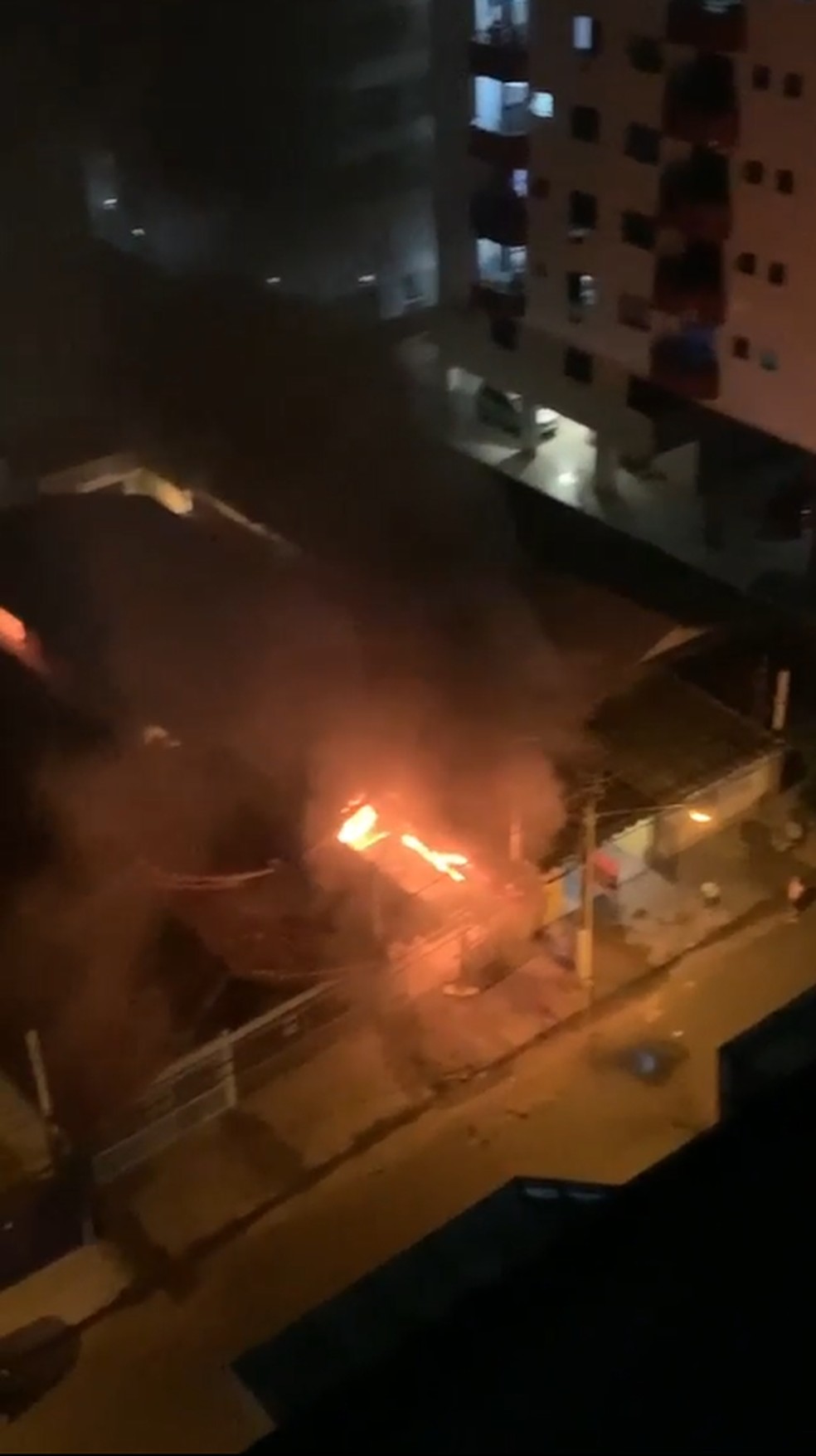 Inc&ecirc;ndio atinge im&oacute;vel em alvenaria em Praia Grande. &mdash; Foto: Reprodu&ccedil;&atilde;o
