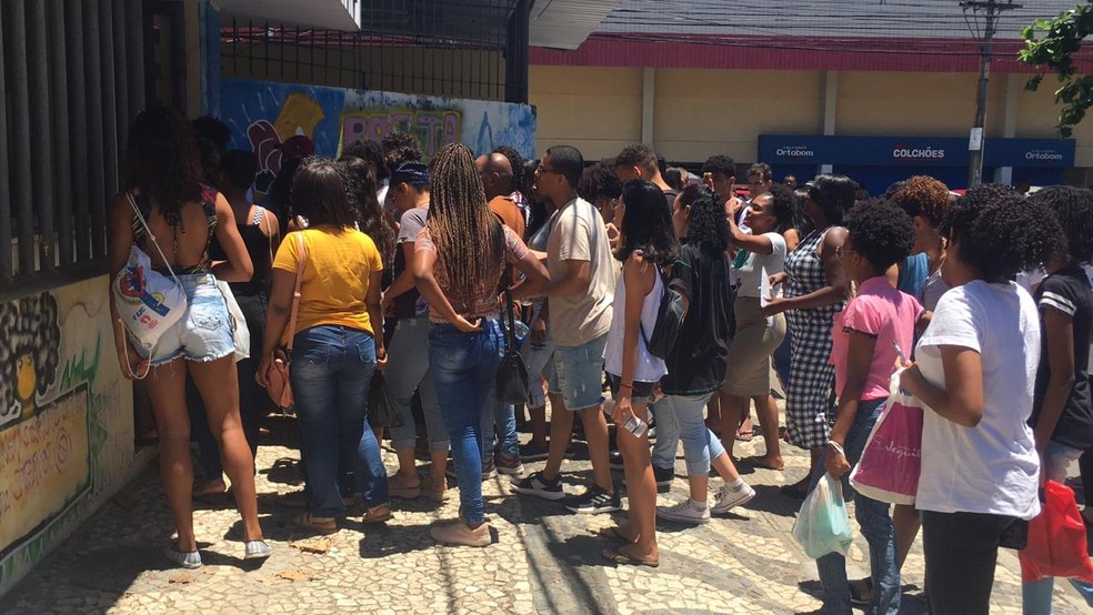 Na edição de 2019 do Enem, candidatos se aglomeraram para esperar a abertura dos portões no Colégio Estadual Manoel Devoto, em Salvador — Foto: Phael Fernandes/G1