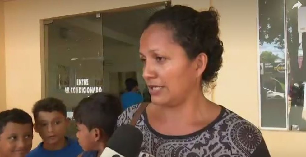 A dona de casa Edna Torres procurou atendimento para dois filhos, mas foi informada de que o pediatra não compareceu no posto de saúde (Foto: Reprodução/Rede Amazônica Acre)
