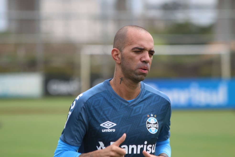 Diego Tardelli em treino do GrÊmio — Foto: Eduardo Moura